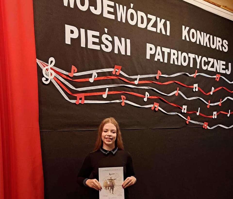 Kasia Juruć z klasy 2a zajęła pierwsze miejsce w Wojewódzkim Konkursie Pieśni Patriotycznej