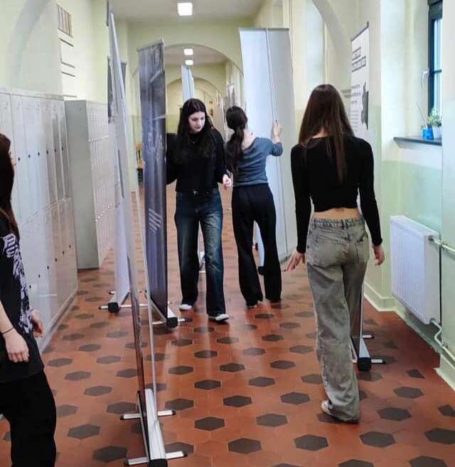 Byliśmy sąsiadami: ludzkie wybory i zachowania w obliczu Zagłady – wystawa w LO8