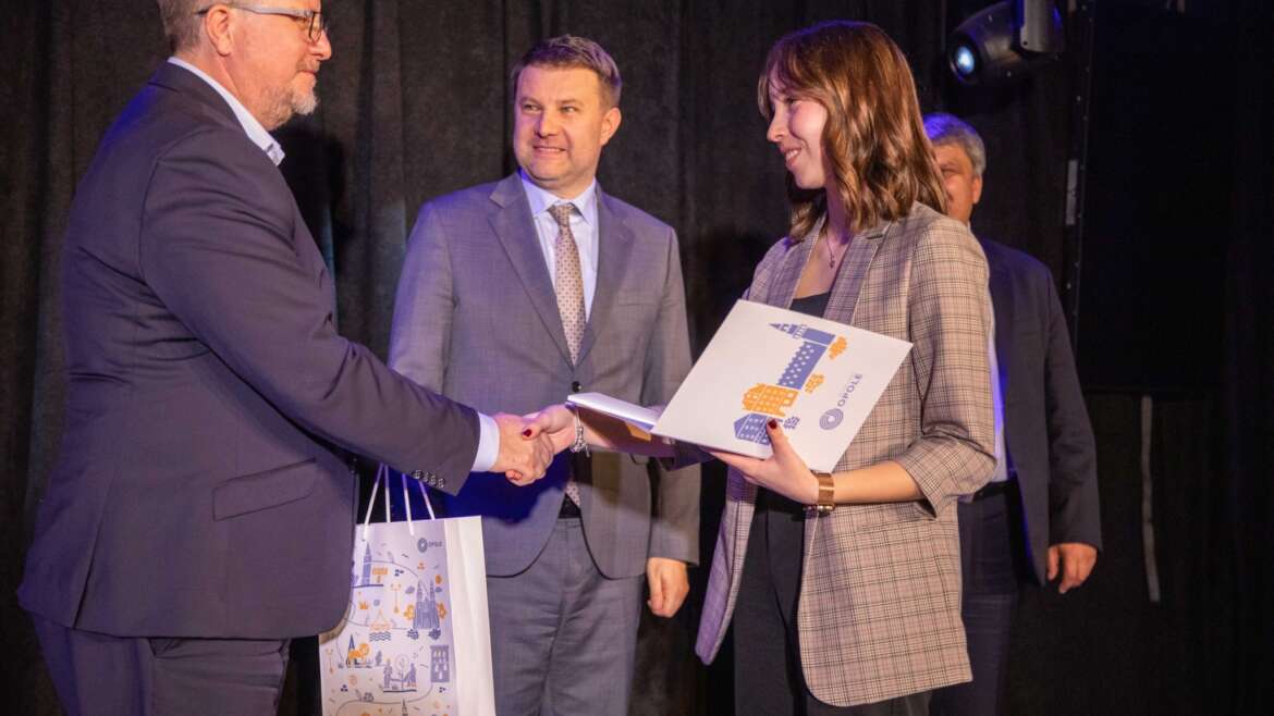 Emily Bartek odebrała wczoraj nagrodę edukacyjną Prezydenta Miasta Opola