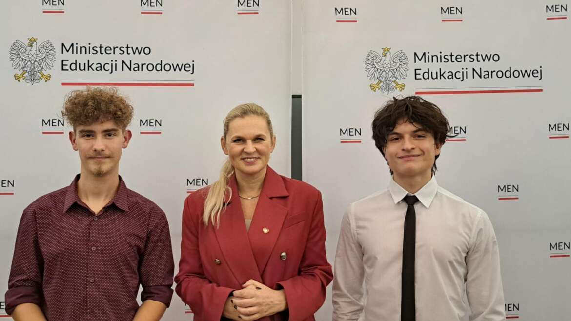 OKRĄGŁY STÓŁ UCZNIOWSKI