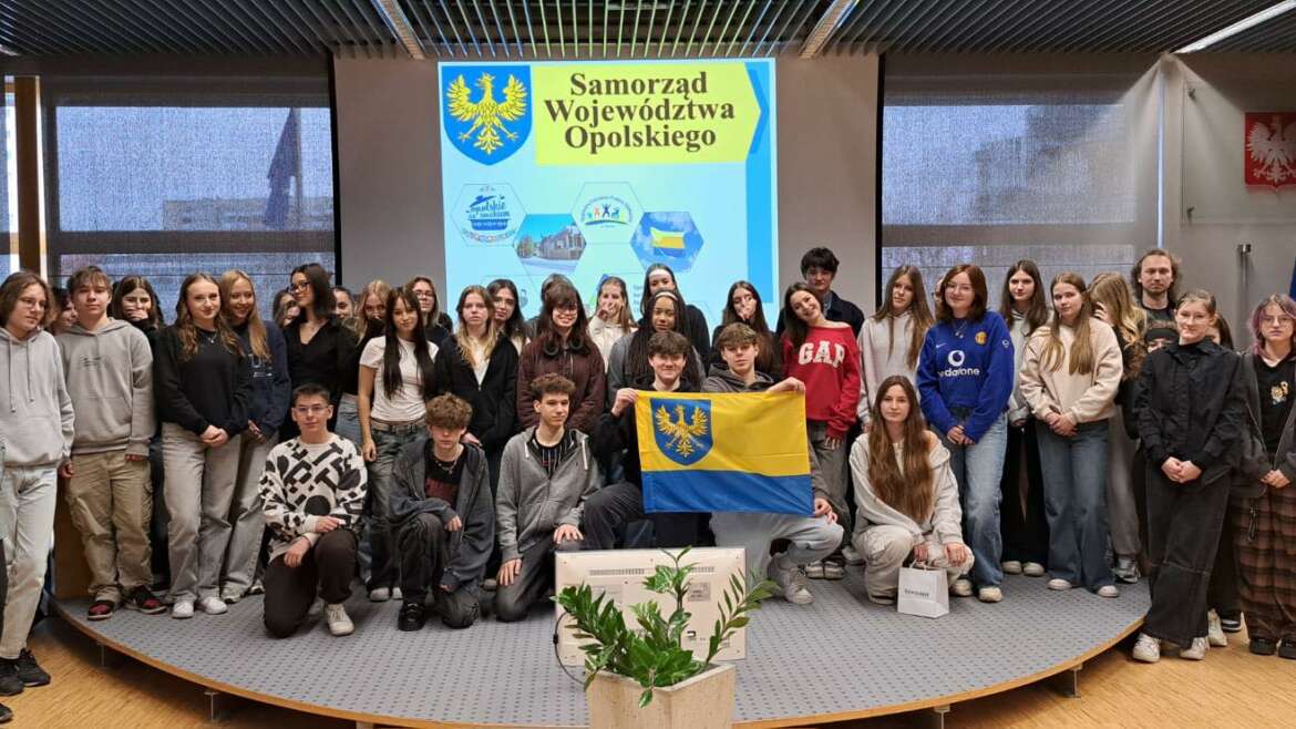 Wczoraj uczniowie klas 2c, 2e i 2f odwiedzili Urząd Marszałkowski Województwa Opolskiego