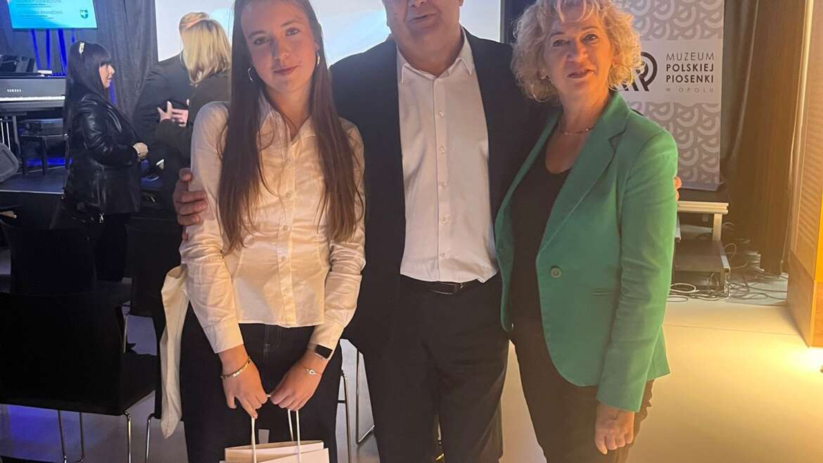 Maria Bartek, uczennica klasy 2A, znalazła się w gronie najlepszych uczniów w regionie i otrzymała Nagrodę Edukacyjną Prezydenta Miasta Opola!