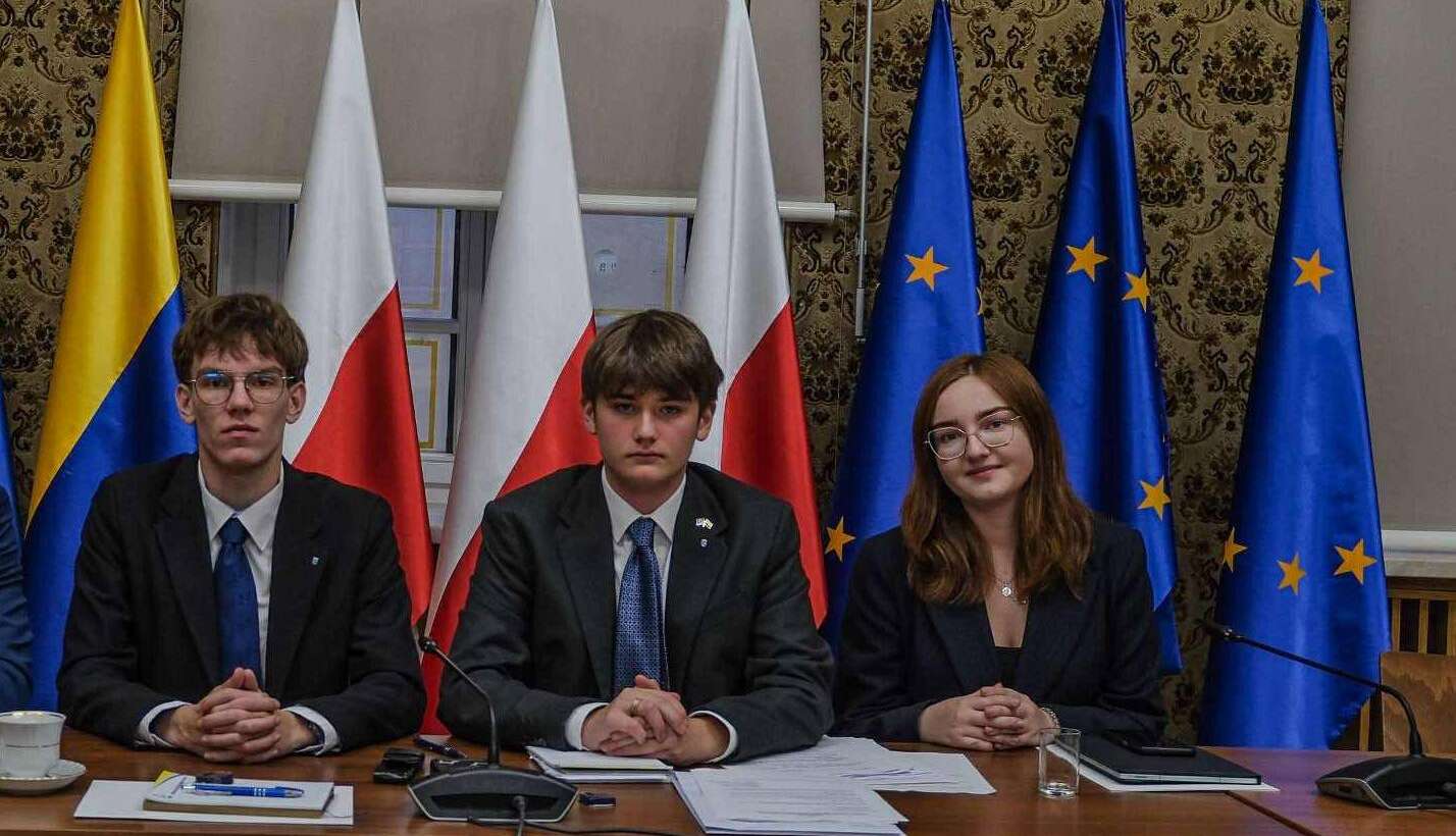 W tym tygodniu Młodzieżowa Rada Miasta rozpoczęła nową kadencję na lata 2025–2027, a w jej skład ponownie weszli przedstawiciele naszej szkoły