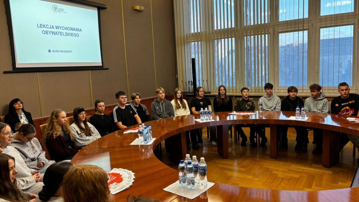 Na zaproszenie Wojewody Opolskiej, p. Moniki Jurek oraz Opolskiej Kurator Oświaty, p. Joanny Raźniewskiej – klasa 1D miała spotkanie w Urzędzie Wojewódzkim