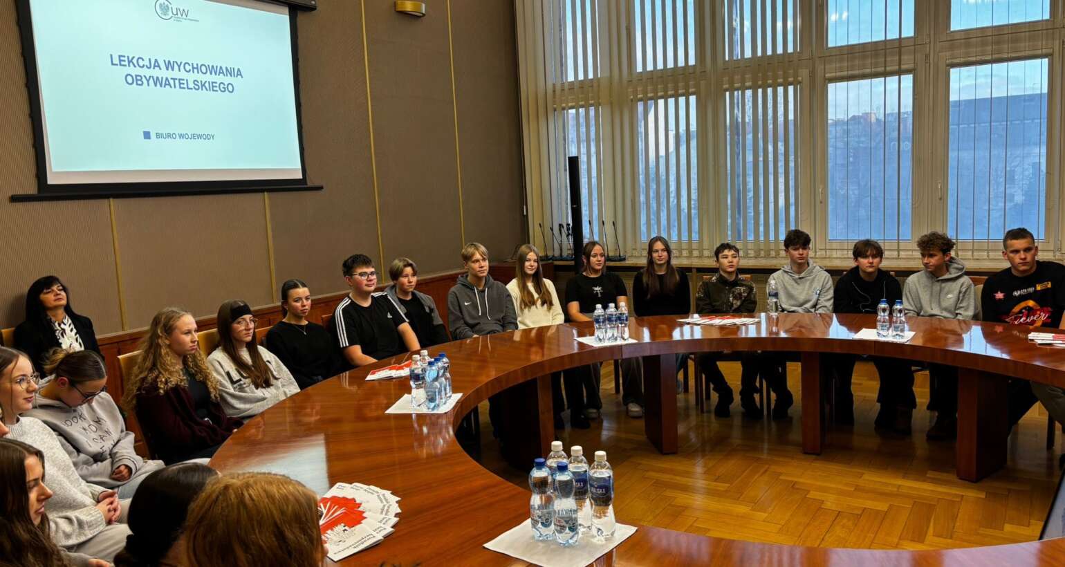 Na zaproszenie Wojewody Opolskiej, p. Moniki Jurek oraz Opolskiej Kurator Oświaty, p. Joanny Raźniewskiej – klasa 1D miała spotkanie w Urzędzie Wojewódzkim