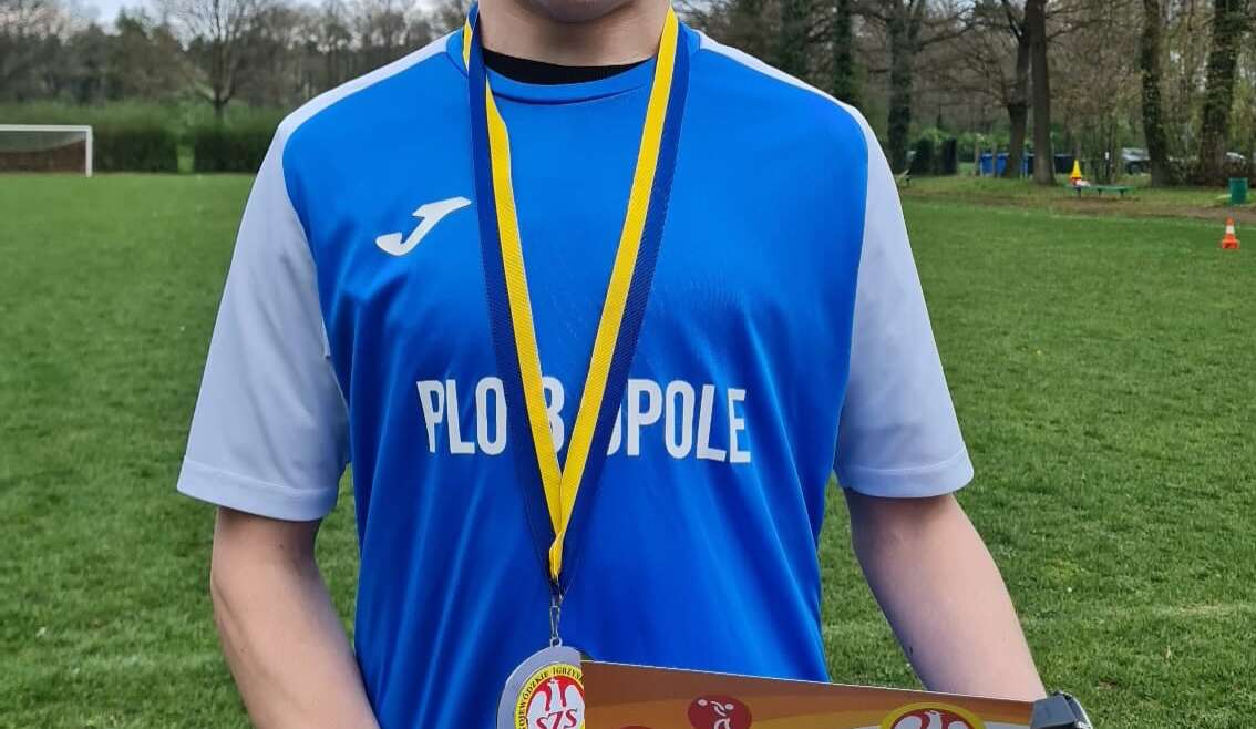 Wojtek Tomaszewski z klasy 2d zdobył srebrny medal w Indywidualnych Biegach Przełajowych w Wojewódzkich Igrzyskach szkół