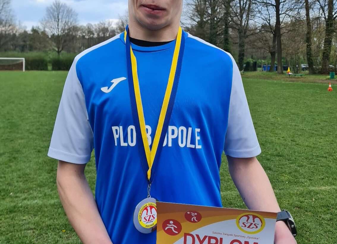 Wojtek Tomaszewski z klasy 2d zdobył srebrny medal w Indywidualnych Biegach Przełajowych w Wojewódzkich Igrzyskach szkół