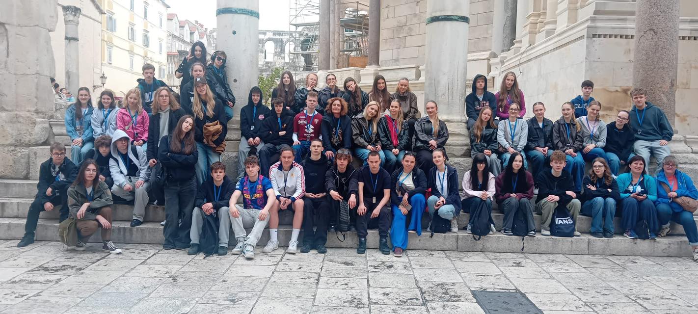 Uczniowie klas 3a i 3e rozpoczęli chorwacką przygodę